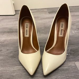 White pointy toe STEVE MADDEN size 6. White leather. Excellent condition.